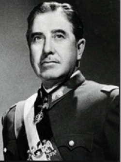 Retrato fotográfico de Augusto Pinochet Ugarte